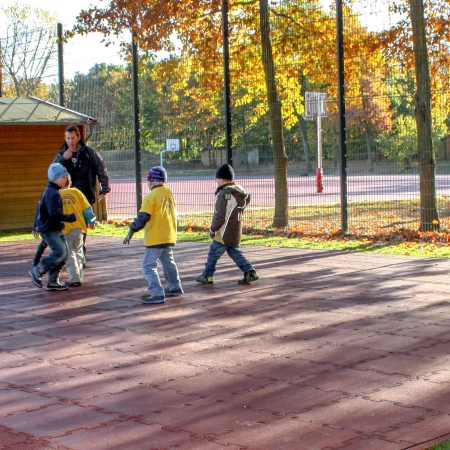 WARCO fertigt ein umfangreiches Sortiment an Bodenbelägen aus Gummigranulat für professionelle Kunden für die Bereiche Spielplatz Sportplatz Fitnesstudio.