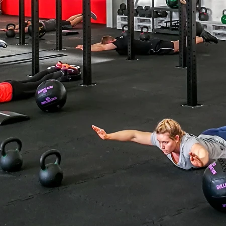 Im Fitnesstudio trainieren Menschen auf WARCO Fitnessboden