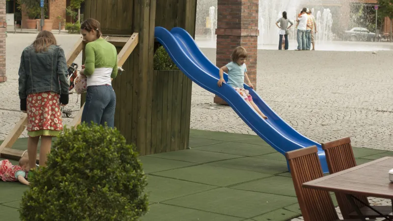 On the paved area, the innkeeper has created a playground for the children of his guests in the garden restaurant. The playground, which features a wooden climbing tower with a slide, is secured with a mobile WARCO play surface.