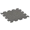 Fitnessgulv Max System von WARCO im Farbdesign Mørkegrå granit mit den Abmessungen 98 x 98 × 1,8 cm. Produktfoto von Artikel 6868 in der Aufsicht von schräg vorne.