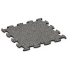 Fitness Active gulvflise von WARCO im Farbdesign Mørkegrå granit mit den Abmessungen 98 x 98 x 2,8 cm. Produktfoto von Artikel 6850 in der Aufsicht von schräg vorne.