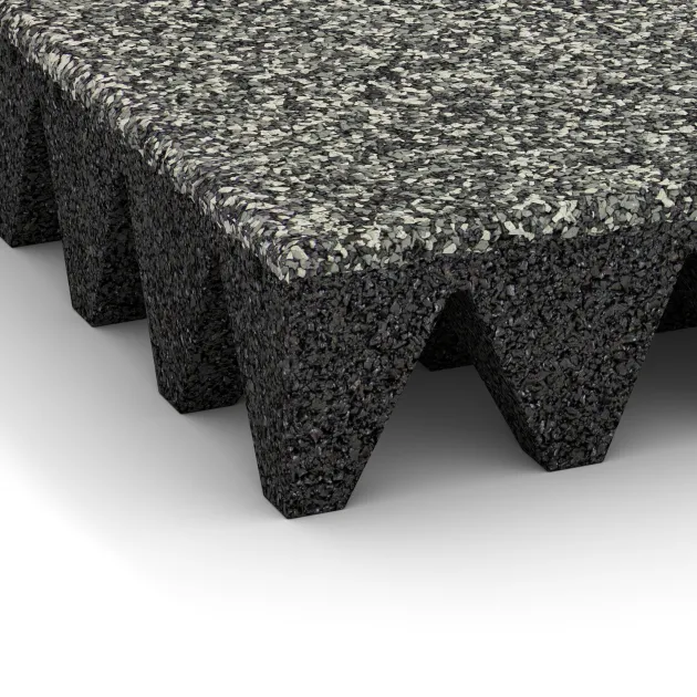 Detailaufnahme der Randausprägung von WARCO-Produkt 5644, Faldunderlag – gummiflise 10 cm - EN 1177 ≤ 300 cm, Format 500 x 500 x 100 mm, Farbe Grå Granit.