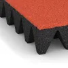 Detailaufnahme der Randausprägung von WARCO-Produkt 5639, Faldunderlag – gummiflise 10 cm - EN 1177 ≤ 300 cm, Format 500 x 500 x 100 mm, Farbe Lys Rød-Orange.