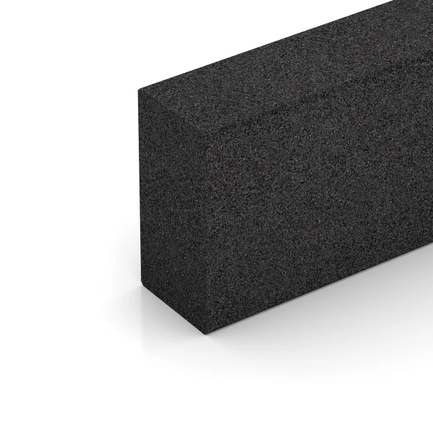 Detailaufnahme der Randausprägung von WARCO-Produkt 7028, Gummi bloktrin af gummigranulat, Format 100 x 30 x 15 cm, Farbe Antracit.