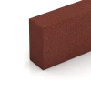 Detailaufnahme der Randausprägung von WARCO-Produkt 7029, Gummi bloktrin af gummigranulat, Format 100 x 30 x 15 cm, Farbe Murstenrød.