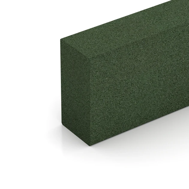 Detailaufnahme der Randausprägung von WARCO-Produkt 7030, Gummi bloktrin af gummigranulat, Format 100 x 30 x 15 cm, Farbe Græsgrøn.