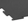 Detailaufnahme der Randausprägung von WARCO-Produkt 6449, Fitnessgulv Kompakt, Format 100 × 100 × 0,8 cm, Farbe Antracit.