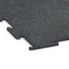 Detailaufnahme der Randausprägung von WARCO-Produkt 6451, Fitnessgulv Kompakt, Format 100 × 100 × 0,8 cm, Farbe Let Blå Sprøjtet.