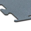 Detailaufnahme der Randausprägung von WARCO-Produkt 6158, Fitness Performance Elite Træningsgulv, Format 100 x 100 x 1 cm | 1,00 m², Farbe Ældet sølv.