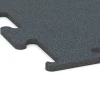 Detailaufnahme der Randausprägung von WARCO-Produkt 6159, Fitness Performance Elite Træningsgulv, Format 100 x 100 x 1,5 cm | 1,00 m², Farbe Bregnegrøn.