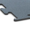 Detailaufnahme der Randausprägung von WARCO-Produkt 6166, Fitness Performance Elite Træningsgulv, Format 50 x 50 x 1,5 cm | 0,25 m², Farbe Ældet sølv.