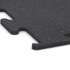 Detailaufnahme der Randausprägung von WARCO-Produkt 3769, Fitness Performance Elite Træningsgulv, Format 50 x 50 x 1,5 cm | 0,25 m², Farbe Let Rød Sprinklet.