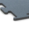 Detailaufnahme der Randausprägung von WARCO-Produkt 6168, Fitness Performance Elite Træningsgulv, Format 50 x 50 x 2 cm | 0,25 m², Farbe Ældet sølv.