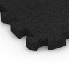 Detailaufnahme der Randausprägung von WARCO-Produkt 6302, Faldsikringsflise med puslesamling, Format 50 x 50 x 4 cm | 0,25 m², Farbe Antracit.