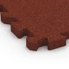 Detailaufnahme der Randausprägung von WARCO-Produkt 6303, Faldsikringsflise med puslesamling, Format 50 x 50 x 4 cm | 0,25 m², Farbe Murstenrød.