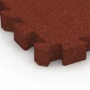 Detailaufnahme der Randausprägung von WARCO-Produkt 6406, Faldsikringsflise – 220 cm, Format 50 x 50 x 6 cm | 0,25 m², Farbe Murstenrød.