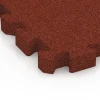 Detailaufnahme der Randausprägung von WARCO-Produkt 6306, Faldsikringsflise med puslesamling, Format 50 x 50 x 5 cm | 0,25 m², Farbe Murstenrød.