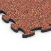 Detailaufnahme der Randausprägung von WARCO-Produkt 6800, Hundesportgulv gummifliser, Format 44,6 x 44,6 x 1,8 cm, Farbe Etna.