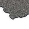 Detailaufnahme der Randausprägung von WARCO-Produkt 6832, Fitness Active gulvflise, Format 97,1 x 97,1 × 1,8 cm, Farbe Mørkegrå granit.