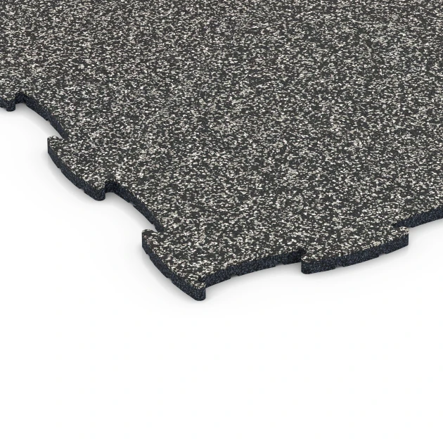 Detailaufnahme der Randausprägung von WARCO-Produkt 6832, Fitness Active gulvflise, Format 97,1 x 97,1 × 1,8 cm, Farbe Mørkegrå granit.
