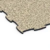 Detailaufnahme der Randausprägung von WARCO-Produkt 6811, Hundesportgulv gummifliser, Format 97,1 x 97,1 × 1,8 cm, Farbe Travertin.