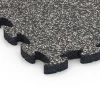 Detailaufnahme der Randausprägung von WARCO-Produkt 6931, Faldsikringsflise puzzle, Format 44,6 x 44,6 × 2,8 cm, Farbe Mørkegrå granit.