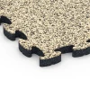 Detailaufnahme der Randausprägung von WARCO-Produkt 6937, Faldsikringsflise puzzle, Format 44,6 x 44,6 × 2,8 cm, Farbe Travertin.