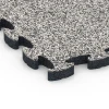 Detailaufnahme der Randausprägung von WARCO-Produkt 6941, Terrasseflise i gummi, Format 44,6 x 44,6 × 2,8 cm, Farbe Grå granit.