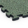 Detailaufnahme der Randausprägung von WARCO-Produkt 6942, Terrasseflise i gummi, Format 44,6 x 44,6 × 2,8 cm, Farbe Engelsk græs.