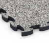 Detailaufnahme der Randausprägung von WARCO-Produkt 6878, Fitnessgulv Max System, Format 44,6 x 44,6 × 2,8 cm, Farbe Grå granit.