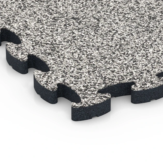 Detailaufnahme der Randausprägung von WARCO-Produkt 6878, Fitnessgulv Max System, Format 44,6 x 44,6 × 2,8 cm, Farbe Grå granit.
