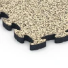 Detailaufnahme der Randausprägung von WARCO-Produkt 6883, Fitnessgulv Max System, Format 44,6 x 44,6 × 2,8 cm, Farbe Travertin.