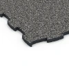 Detailaufnahme der Randausprägung von WARCO-Produkt 6850, Fitness Active gulvflise, Format 97,1 x 97,1 x 2,8 cm, Farbe Mørkegrå granit.