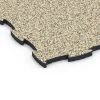 Detailaufnahme der Randausprägung von WARCO-Produkt 6856, Fitness Active gulvflise, Format 97,1 x 97,1 x 2,8 cm, Farbe Travertin.