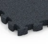 Detailaufnahme der Randausprägung von WARCO-Produkt 6959, Fitness Premium træningsgulv, Format 28,9 x 28,9 x 2,8 cm, Farbe Antracit.