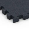 Detailaufnahme der Randausprägung von WARCO-Produkt 6965, Fitness Premium studiegulv, Format 28,9 x 28,9 x 2,8 cm, Farbe Antracit.