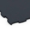 Detailaufnahme der Randausprägung von WARCO-Produkt 6969, Fitness Premium studiegulv, Format 99 x 99 x 2,8 cm, Farbe Antracit.