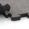 Großaufnahme vom Verbindungssystem von WARCO-Boden 4546 - Poolflise im Farbdesign Grå Melange. Abmessungen 500 x 500 x 40 mm.