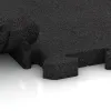 Großaufnahme vom Verbindungssystem von WARCO-Boden 4185 - Gummibelægning til sport im Farbdesign Anthracite. Abmessungen 500 x 500 x 40 mm.