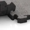 Großaufnahme vom Verbindungssystem von WARCO-Boden 4563 - Gummibelægning til sport HD im Farbdesign Grå Melange. Abmessungen 500 x 500 x 50 mm.