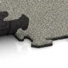 Großaufnahme vom Verbindungssystem von WARCO-Boden 3941 - Hundesportgulv HD im Farbdesign Lys Granit. Abmessungen 1000 x 1000 x 18 mm.