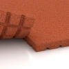 Großaufnahme vom Verbindungssystem von WARCO-Boden 3641 - Staldmåtte HD im Farbdesign Murstenrød. Abmessungen 100 x 100 x 4 cm.