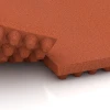 Großaufnahme vom Verbindungssystem von WARCO-Boden 3644 - Luksus staldmåtte im Farbdesign Murstenrød. Abmessungen 100 × 50 × 5,5 cm.
