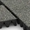 Großaufnahme vom Verbindungssystem von WARCO-Boden 5644 - Faldunderlag – gummiflise 10 cm - EN 1177 ≤ 300 cm im Farbdesign Grå Granit. Abmessungen 500 x 500 x 100 mm.