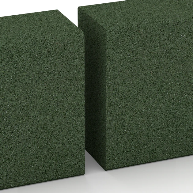 Großaufnahme vom Verbindungssystem von WARCO-Boden 7030 - Gummi bloktrin af gummigranulat im Farbdesign Græsgrøn. Abmessungen 100 x 30 x 15 cm.