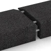 Großaufnahme vom Verbindungssystem von WARCO-Boden 2607 - Gummikant til legeplads – L-formet kantsten im Farbdesign Antracit. Abmessungen 100 x 40 cm | 4,5/14,5 cm.