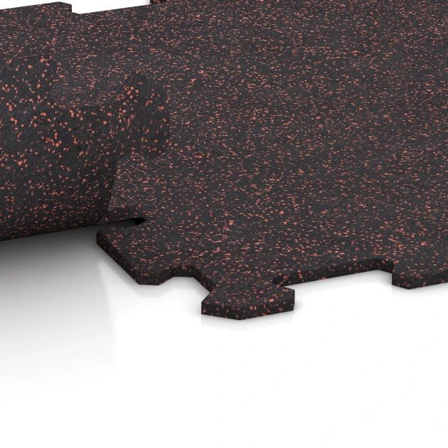 Großaufnahme vom Verbindungssystem von WARCO-Boden 0912 - Fitnessgulv Kompakt im Farbdesign Let Rød Sprinklet. Abmessungen 485 x 485 x 8 mm | 0,235 m².