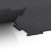 Großaufnahme vom Verbindungssystem von WARCO-Boden 6450 - Fitnessgulv Kompakt im Farbdesign Let Rød Sprinklet. Abmessungen 100 × 100 × 0,8 cm.
