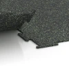 Großaufnahme vom Verbindungssystem von WARCO-Boden 6453 - Fitnessgulv Kompakt im Farbdesign Let Grøn Sprøjtet. Abmessungen 100 × 100 × 0,8 cm.
