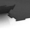 Großaufnahme vom Verbindungssystem von WARCO-Boden 6455 - Fitnessgulv Kompakt im Farbdesign Antracit. Abmessungen 50 × 50 × 0,8 cm.